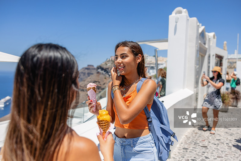 年轻女性在圣托里尼享用冰淇淋图片素材