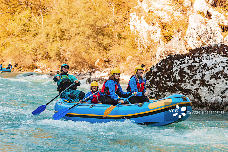 不同朋友的白水漂流图片素材