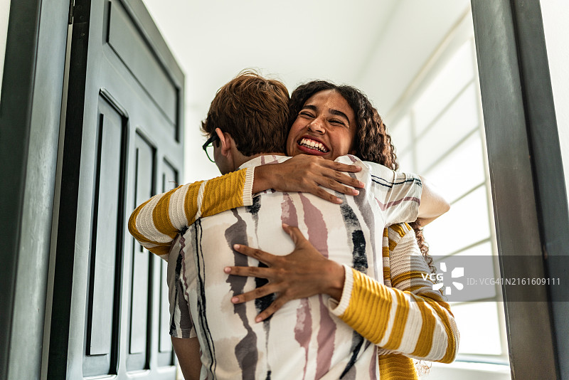 朋友们在家中问候图片素材