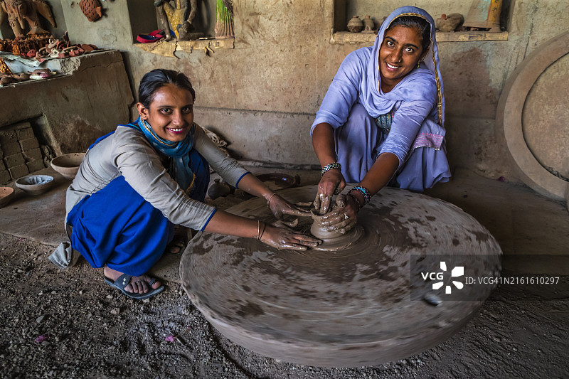 印度拉贾斯坦邦陶器作坊里工作的印度妇女图片素材