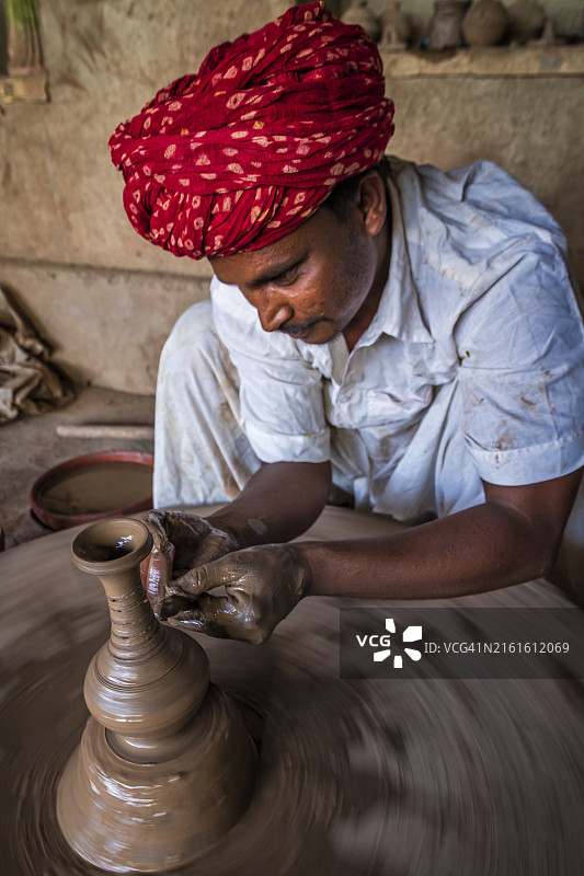 印度陶艺工匠在他的工作室工作（拉贾斯坦邦，印度）图片素材