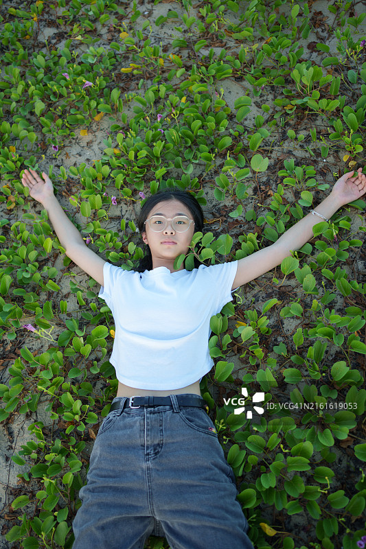 躺在草地上的亚洲女孩图片素材