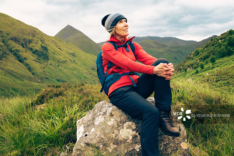 在苏格兰希尔峡谷的年长女性图片素材