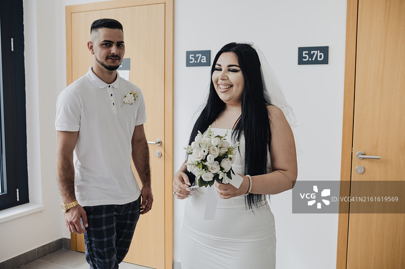 在登记处说“我愿意！”图片素材