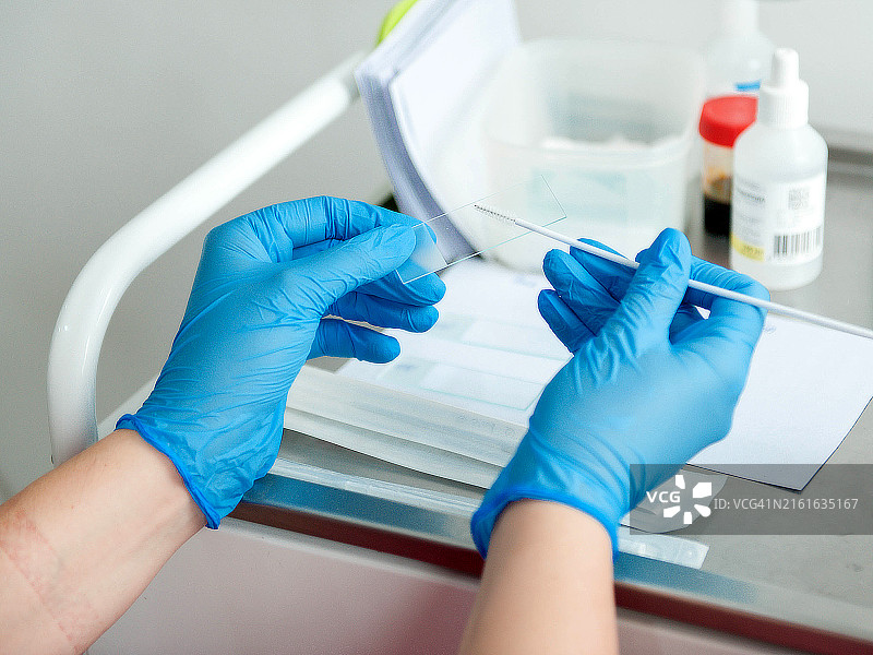 医生戴医用手套进行医学检测图片素材