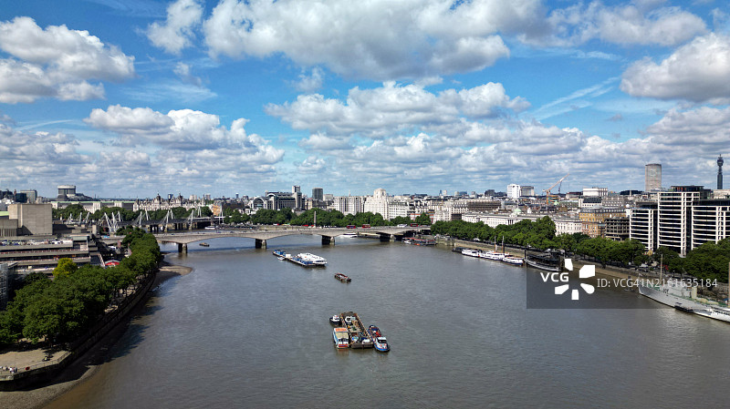 滑铁卢桥与泰晤士河图片素材
