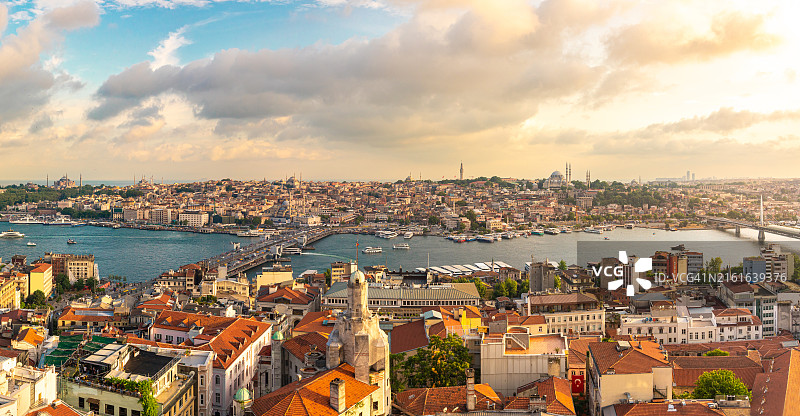 日落时分伊斯坦布尔金角湾天际线全景图片素材