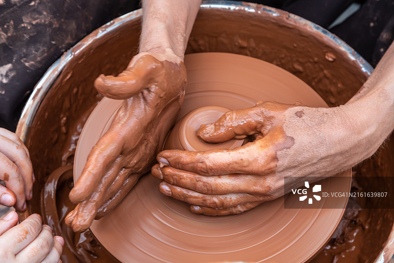 陶艺 мастер класс：陶艺工坊的拉坯课程图片素材