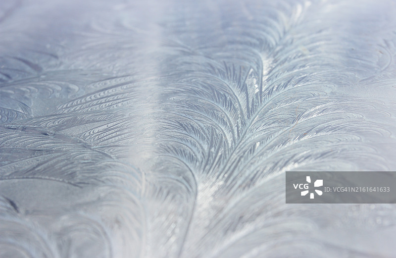 窗户玻璃上的冬季冰花图片素材