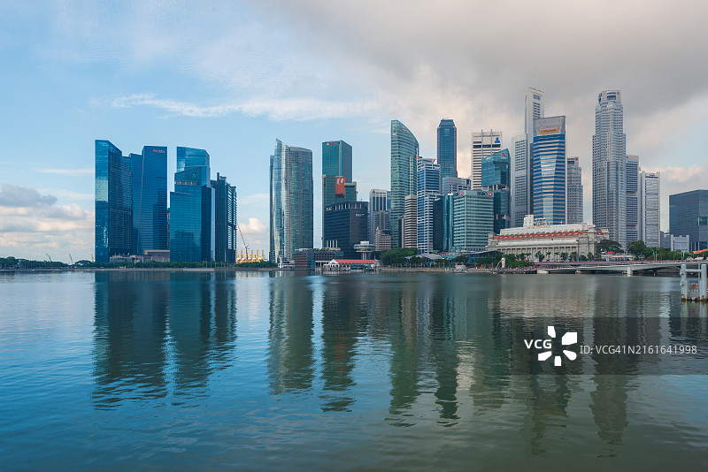 新加坡美丽城市建筑的晨间倒影图片素材