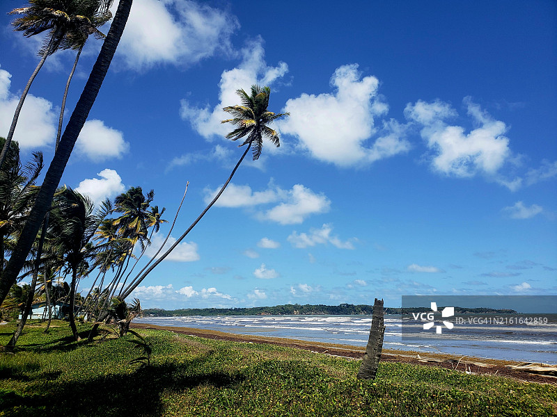 大海对着天空的美景图片素材