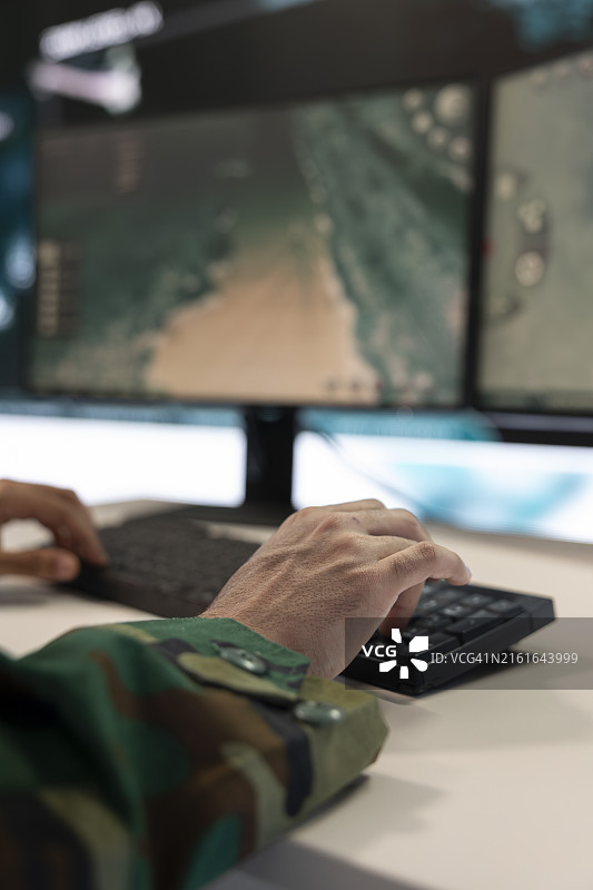 IT工程师在现场指导和协助团队成员图片素材