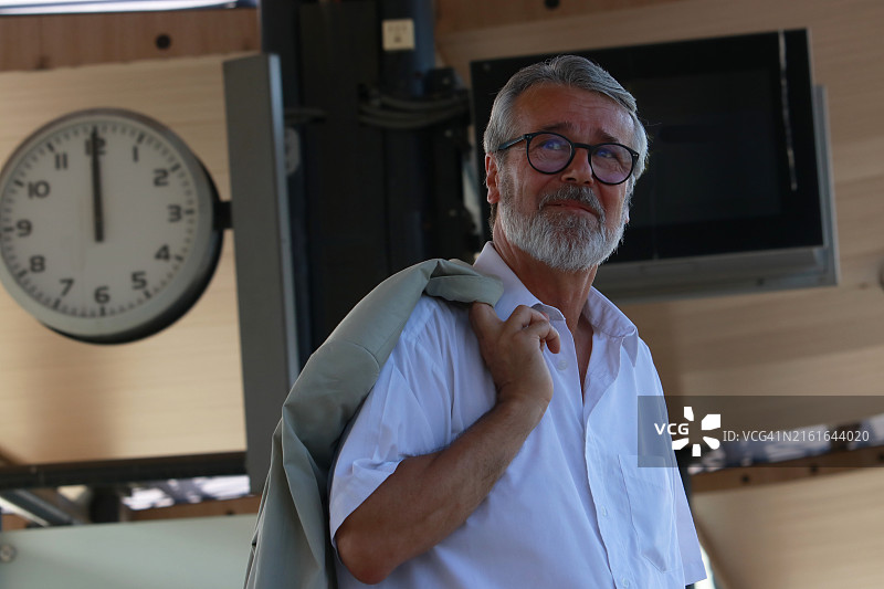 在火车站戴眼镜的老年男人图片素材