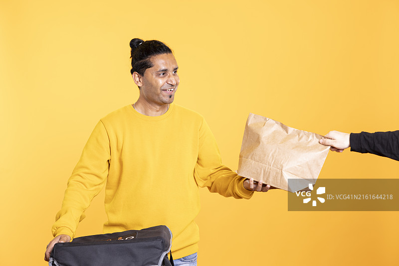 配送员将外卖送到客户地址图片素材