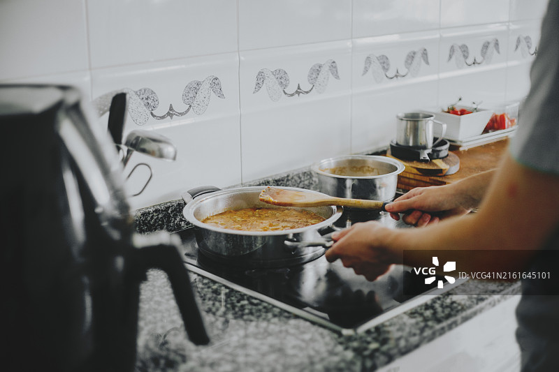 男人在家烹饪海鲜饭图片素材