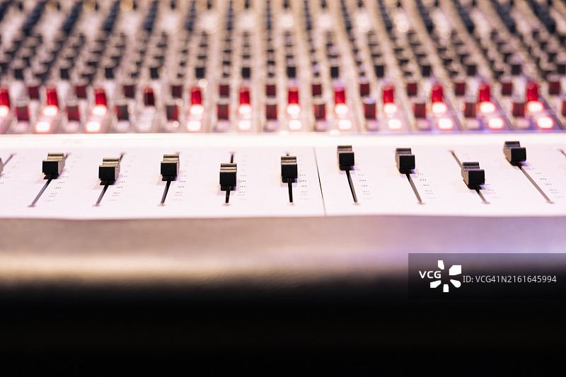 带滑块和电动衰减器的控制面板图片素材