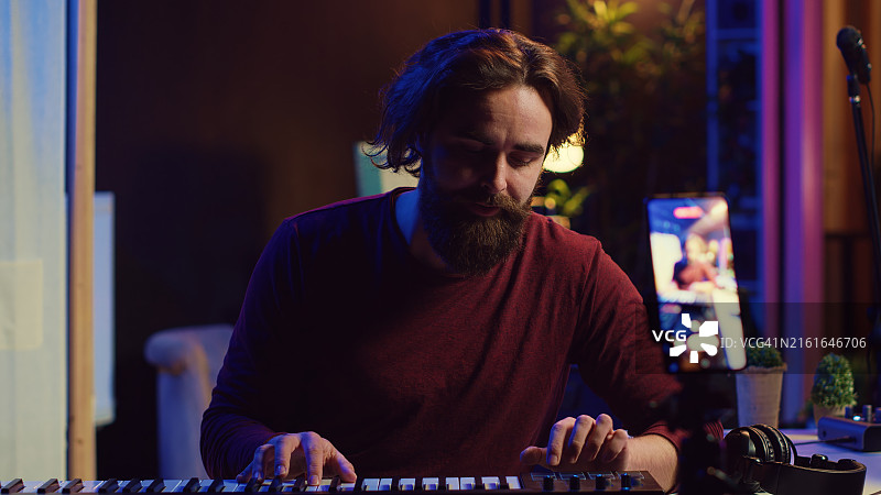 艺术家在家授课钢琴网课图片素材