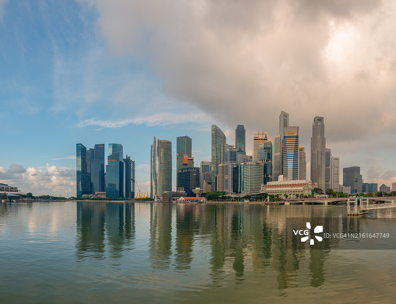 新加坡美丽城市建筑的晨间倒影图片素材
