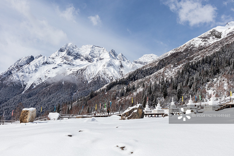 中国四川四姑娘山雪山清晨美景图片素材