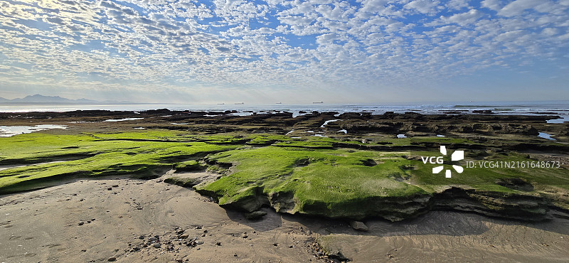 南非西开普敦莫塞尔湾天空下的土地风光图片素材
