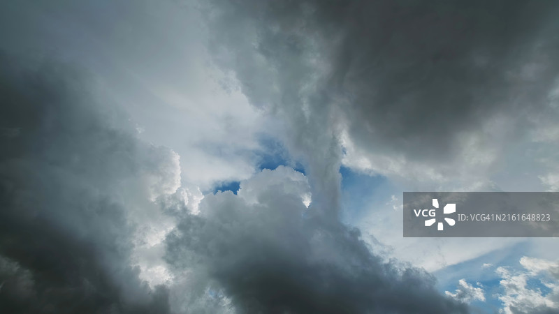 暴风云和蓝天图片素材