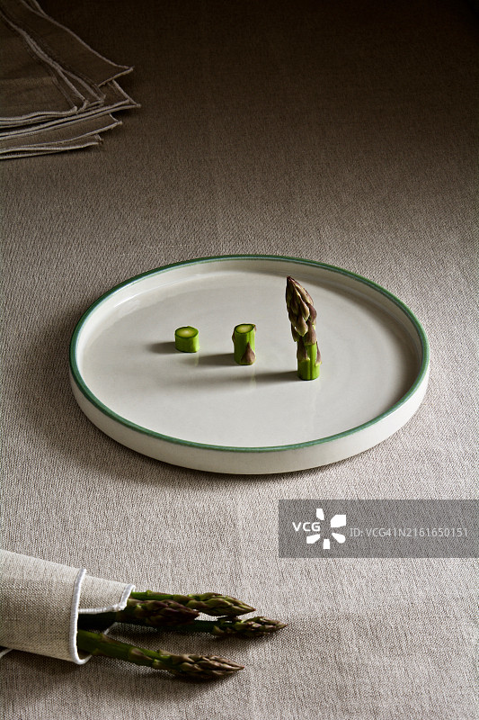 带有鼠尾草边的简约陶瓷盘图片素材