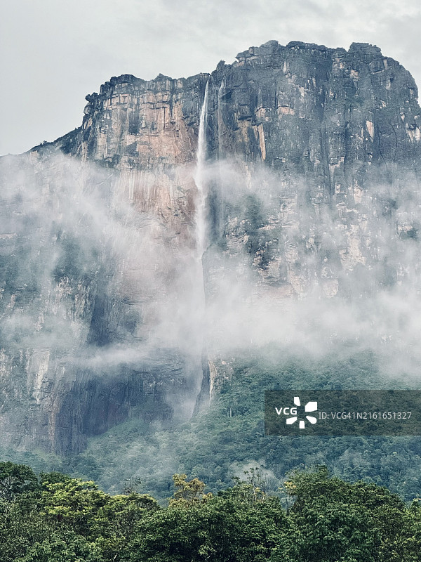 委内瑞拉格兰萨瓦纳瀑布美景图片素材