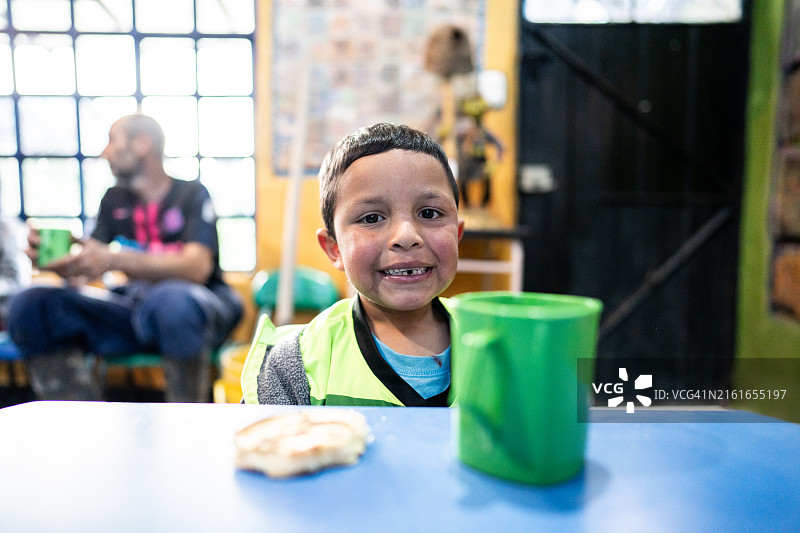 在儿童基金会吃早餐的孩子肖像图片素材