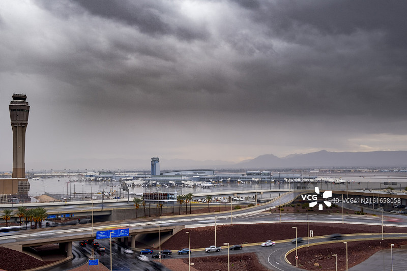 暴风云下的拉斯维加斯机场图片素材