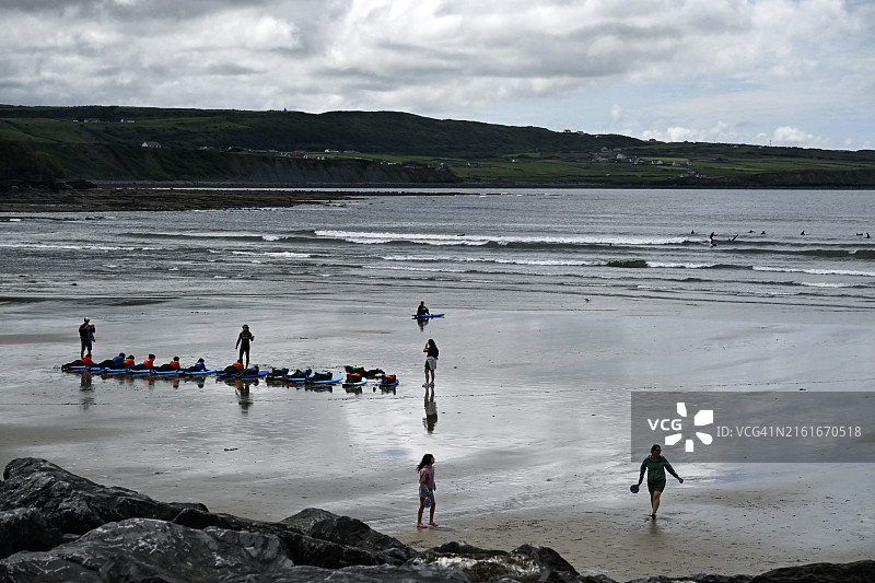 一群年轻人在利斯坎诺海湾的拉辛奇海滩学习冲浪图片素材