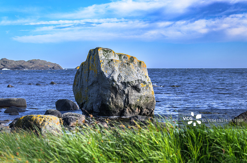 一块巨大的岩石抵达海边图片素材