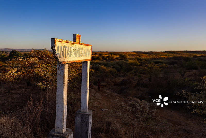 马达加斯加Andafiandakana路牌的日落图片素材