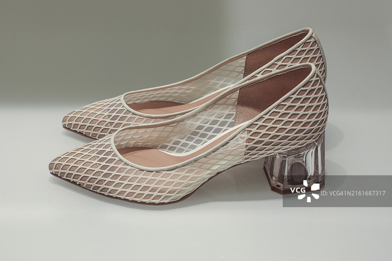 时尚女式网纱高跟鞋，配透明粗跟图片素材