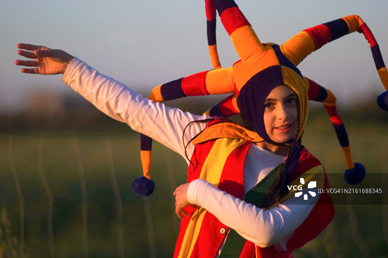 年轻女孩装扮成小丑服装图片素材