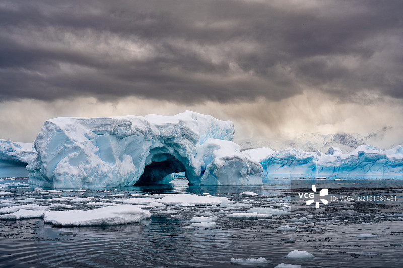 库弗维尔岛南极洲附近引人注目的冰山图片素材