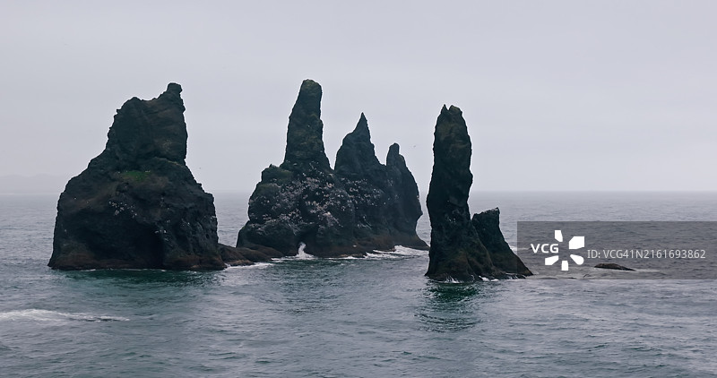 大西洋中的冰岛岩石 formations图片素材