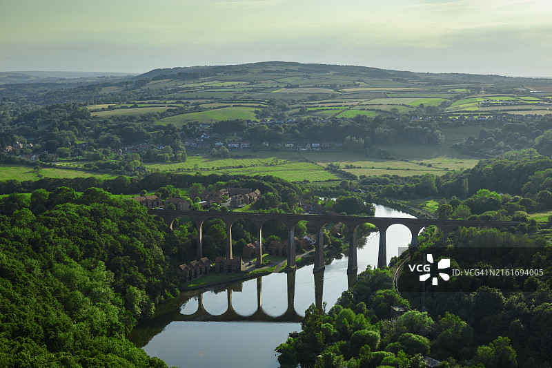 英国惠特比拉普尔高架桥及背景田野的无人机视角图片素材