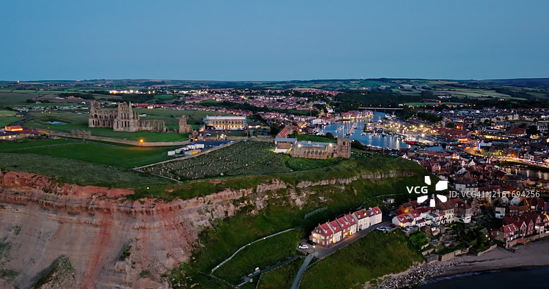 黄昏时分惠特比上方废弃的修道院无人机航拍图片素材
