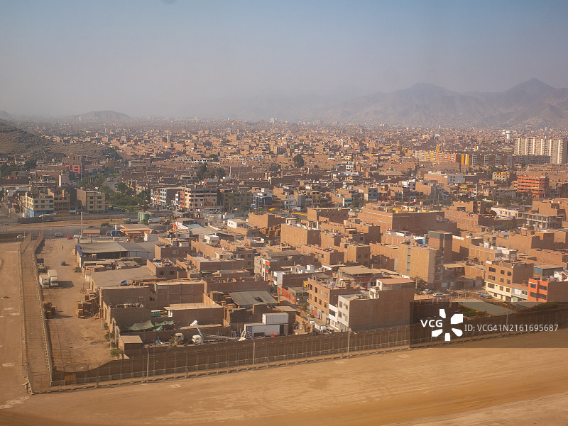 秘鲁利马市的干燥黄色地面和多云污染天空图片素材