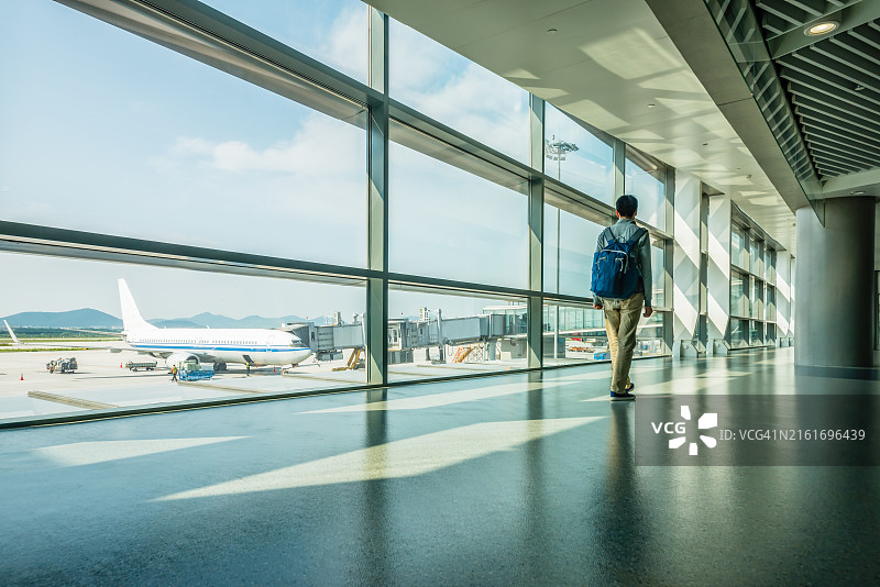 在机场的年轻亚洲女性的背影图片素材