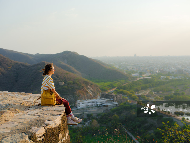 女子从山上看斋浦尔水宫图片素材