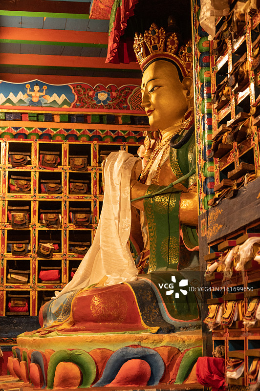 尼泊尔昆琼寺的大型藏族佛像侧视图图片素材