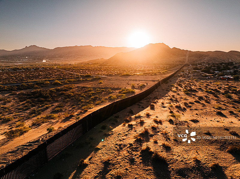 美国边境墙附近春天日出航拍，奇瓦瓦州华雷斯城图片素材