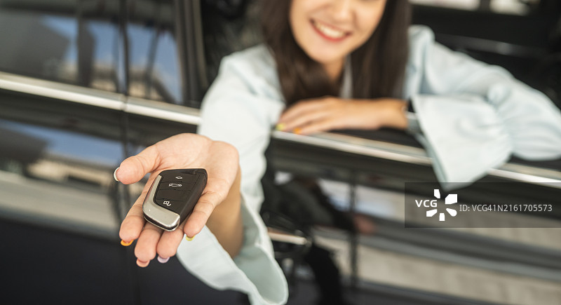 手持新车钥匙图片素材