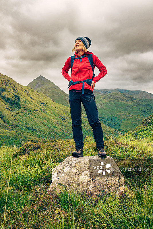 年长的女人在苏格兰格兰希尔玩得很开心图片素材