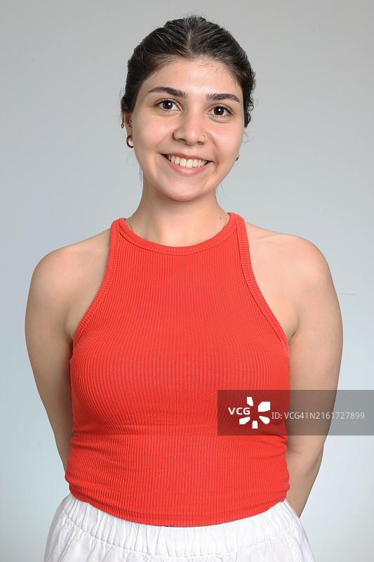 微笑的年轻女孩，身穿红色衬衫图片素材