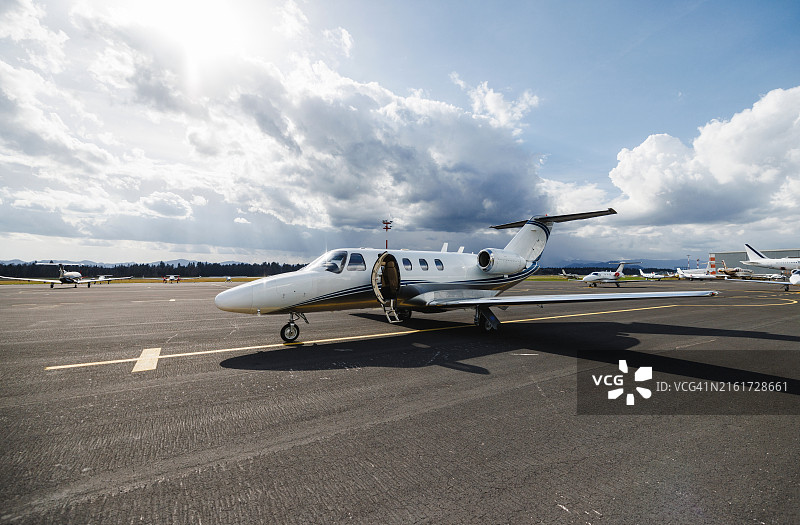 停在机场停机坪上准备登机的豪华小型私人飞机图片素材