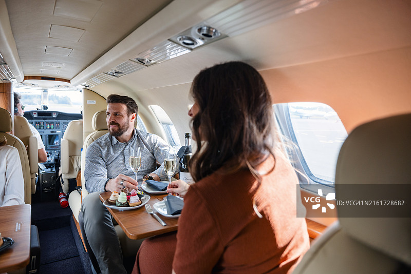 私人飞机上的奢华用餐体验图片素材