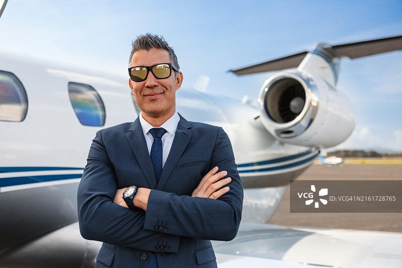 自信商务男人与私人飞机图片素材