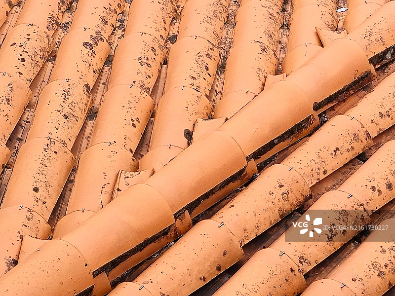 两坡屋顶瓦片图片素材